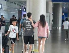 徐杰携女友亮相上海浦东机场，開(kāi)启解说生涯将解说中国男篮比赛