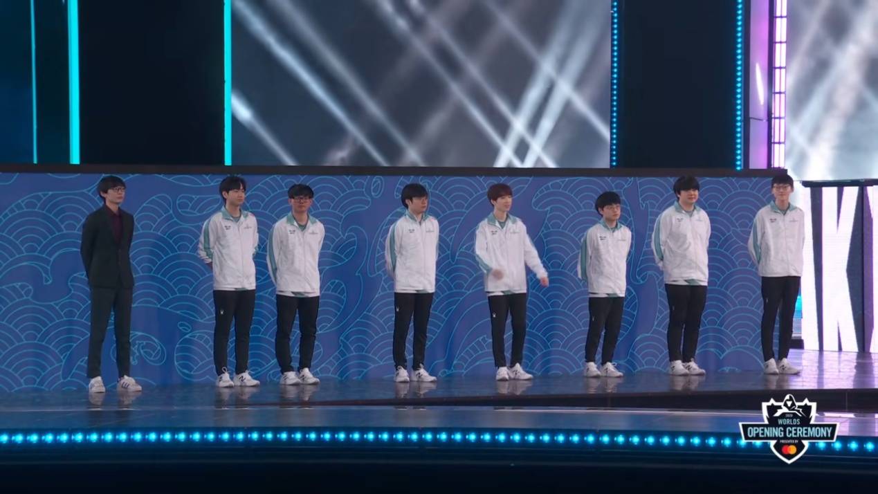 LOL外网热议，S15在(zài)中国举办，Faker受魔咒困扰，GEN拿到夺冠剧本