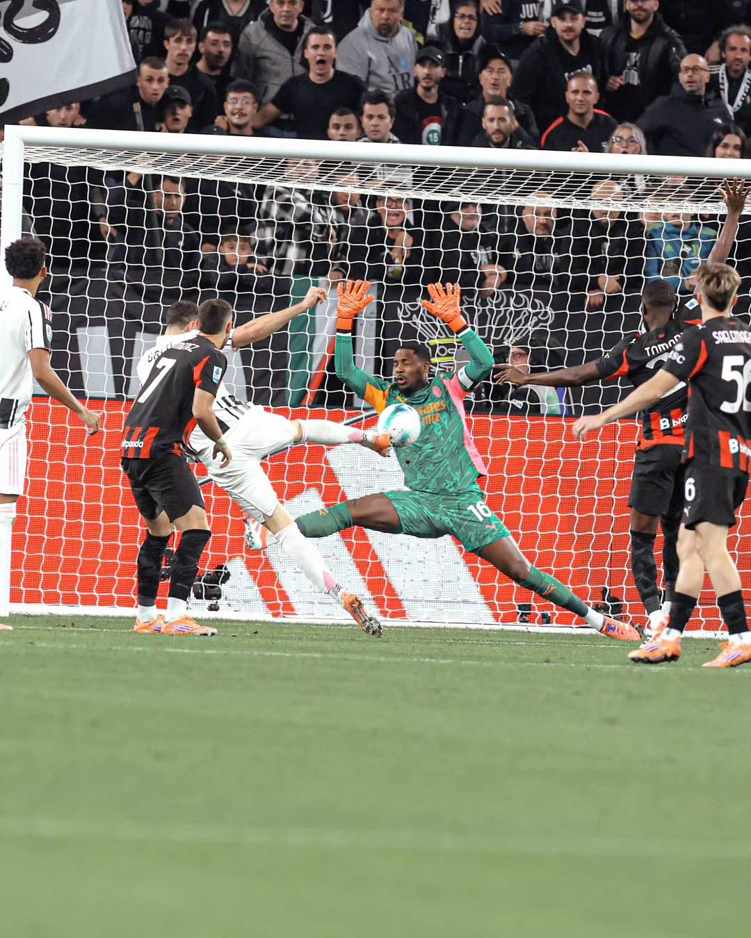 罗马+那(nà)不勒斯均(jūn)上演逆轉(zhuǎn)好戏，两队同分，排名包揽前二