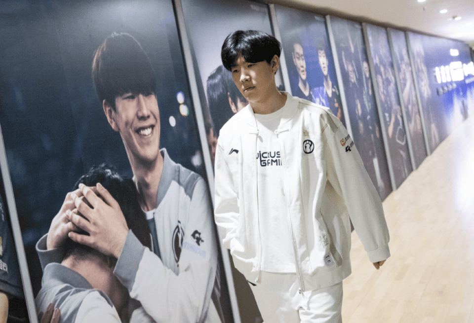 LOL最具人氣(qì)两支战队，相继被对手横掃(sǎo)，晋级世界赛难度很大！