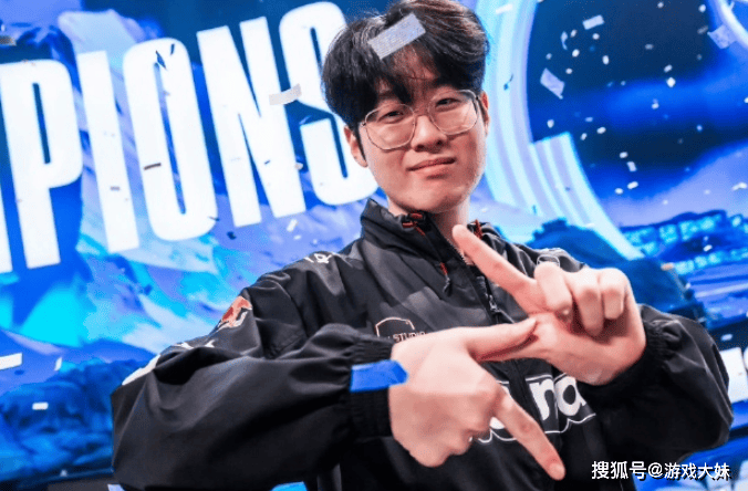 S14冠军皮肤开始宣传，zeus却被區(qū)别对待，登录页面被故意遮(zhē)挡