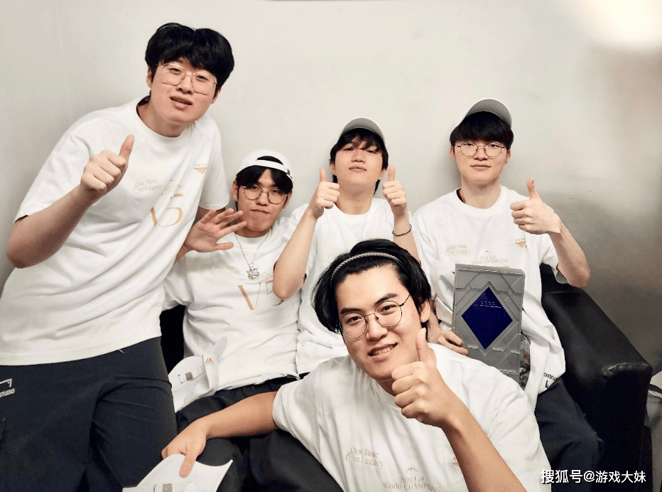 S14冠军皮肤开始宣传，zeus却被區(qū)别对待，登录页面被故意遮(zhē)挡