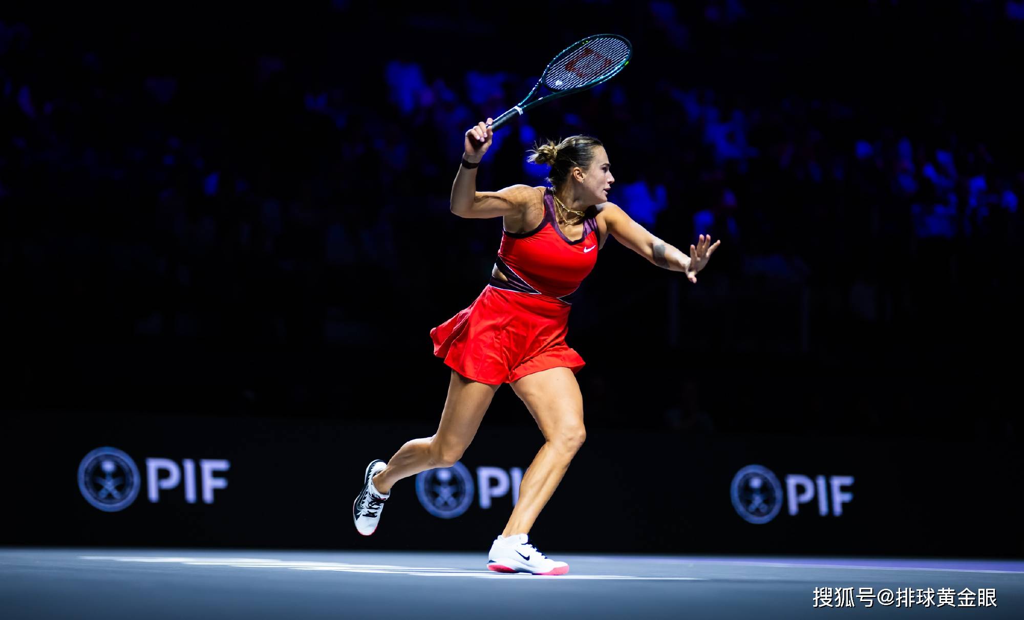 卫冕冠军高芙出局！萨巴伦卡珮(pèi)古拉携手出线，总决赛单打四强出炉