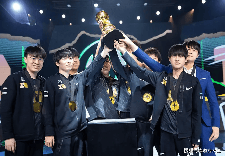 LPL新赛季战队公布,一支战队静悄悄退(tuì)出,资金链彻底断裂(liè)