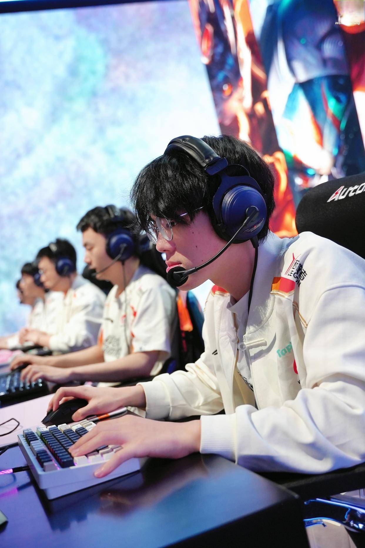 LOL主播集体遭遇(yù)瓶颈期(qī)！UZI感叹直播没人看：要(yào)是卢本伟還(hái)在就好了