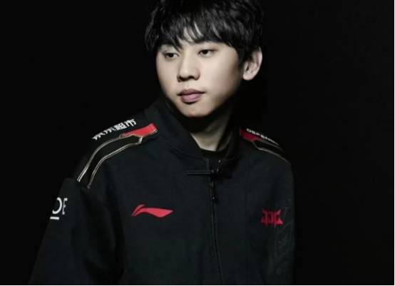 LOL:阿乐直播诉苦收入低 退役选手生活天差地别!