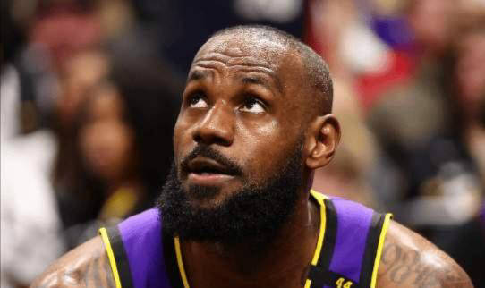 湖人(rén)媒体回击季中赛冠军质疑，粉丝反驳詹姆斯“毫不在乎”言论引热議(yì)